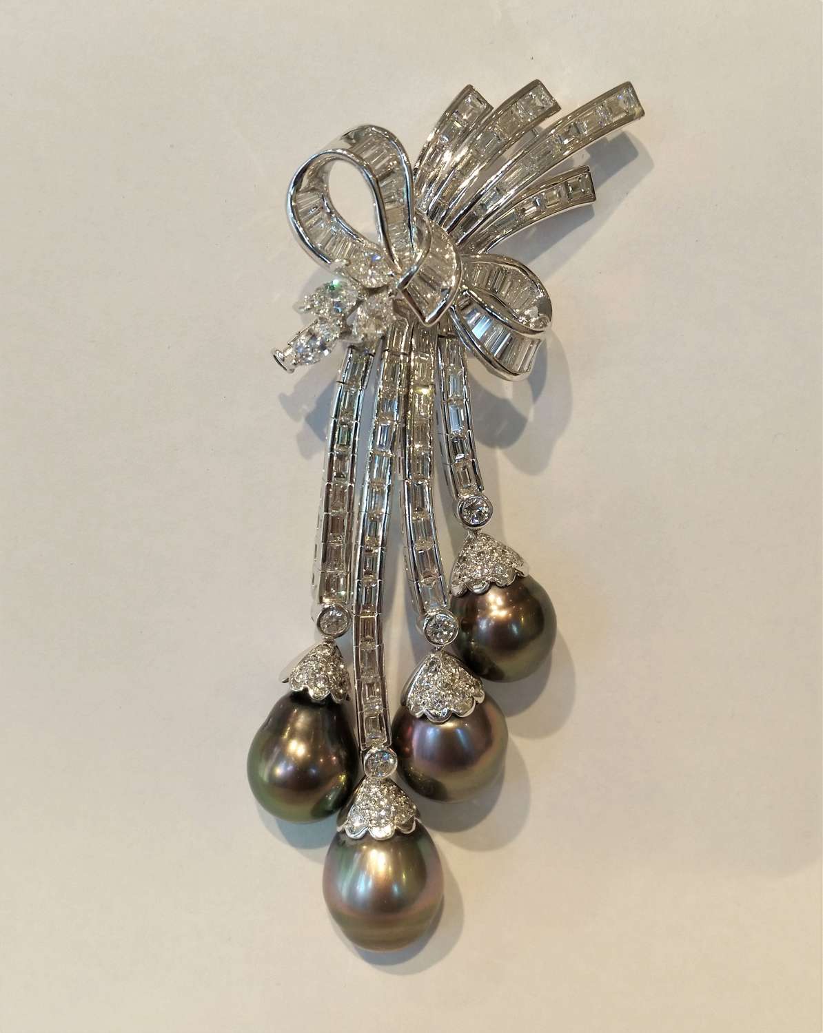 Diamond brooch pendant with Tahiti pearls