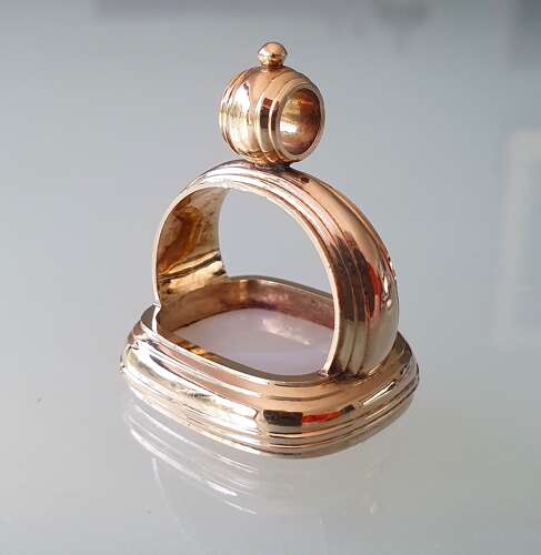 Gold fob seal with intaglio armorial