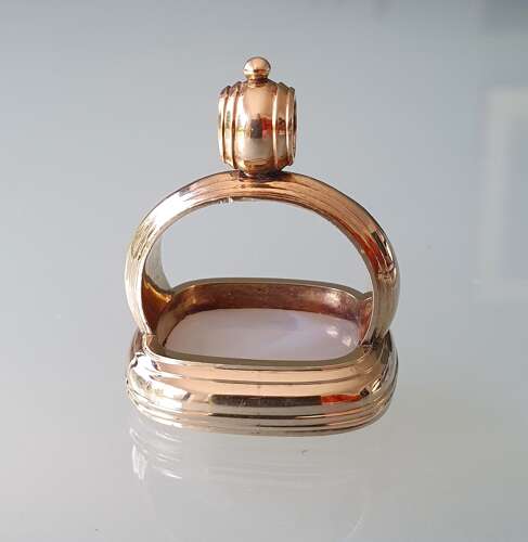 Gold fob seal with intaglio armorial