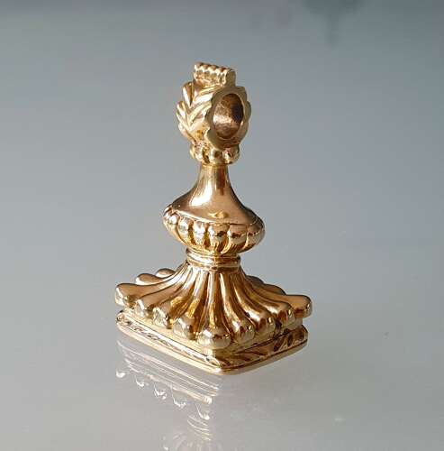Gold fob seal with armorial intaglio