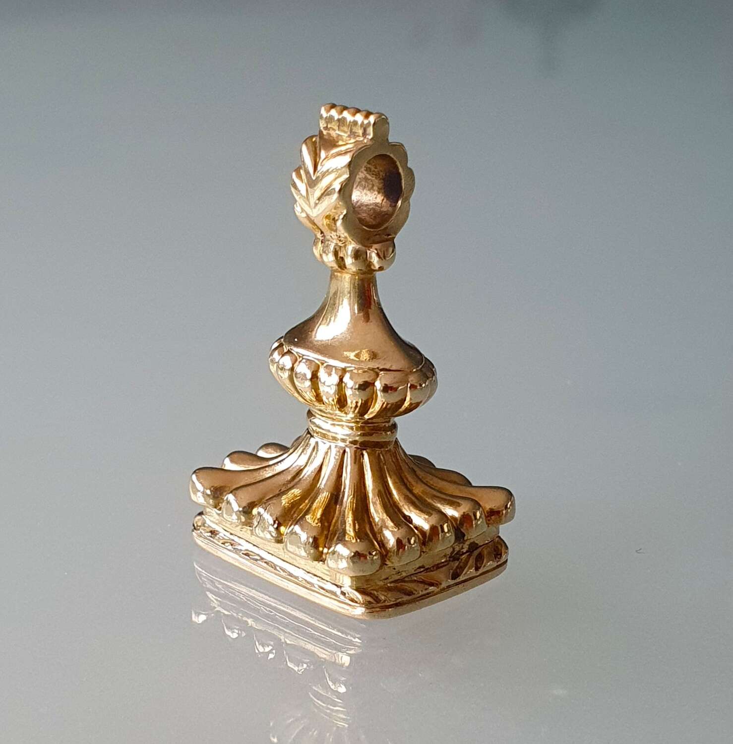 Gold fob seal with armorial intaglio