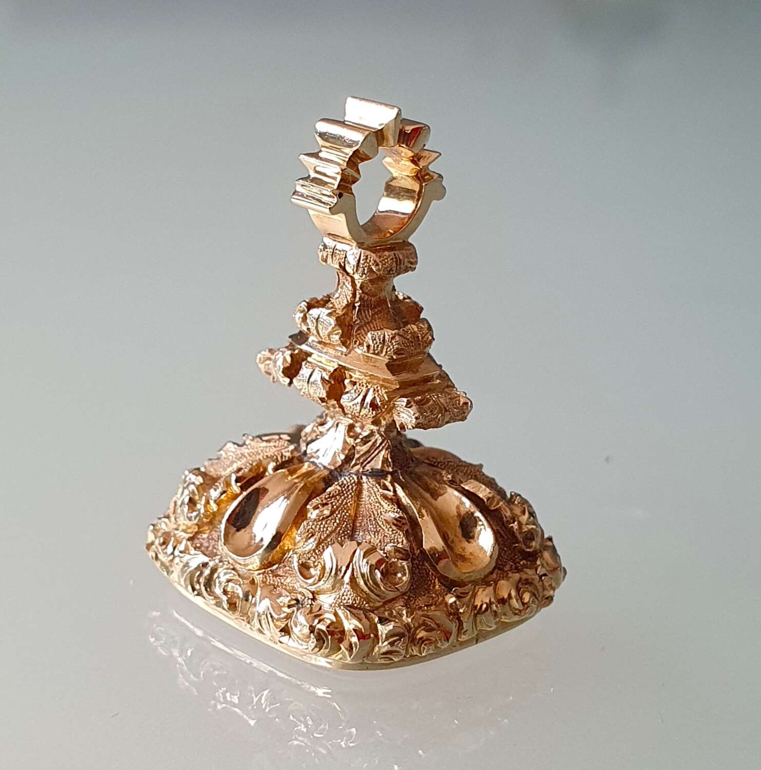 Gold fob seal with intaglio armorial